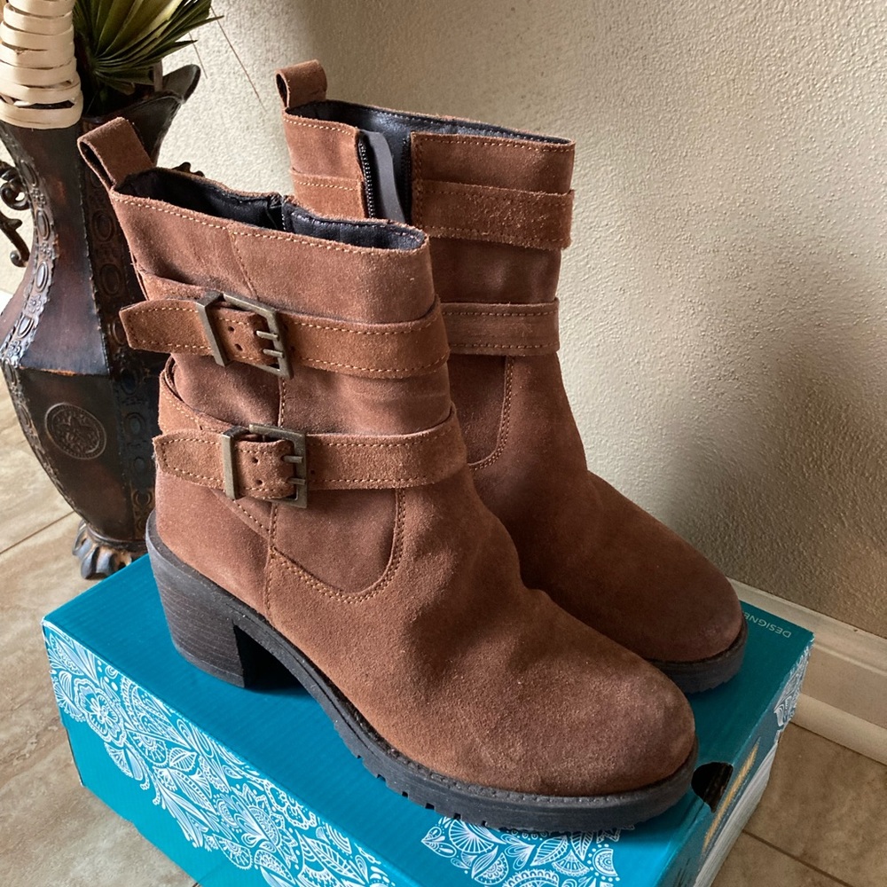 Boots - Picture 3 of 3